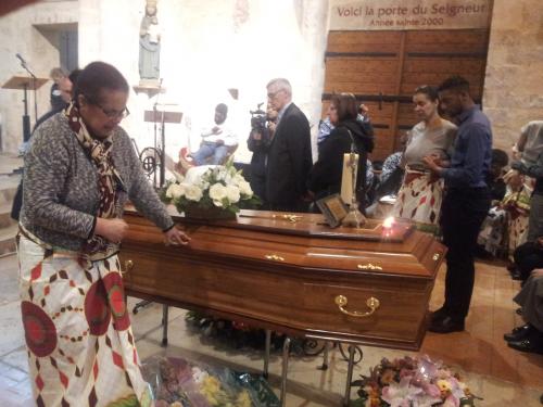 Anne Cécile Mukendi lors des obsèques de son père
