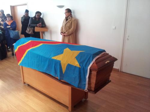 Le cercueil d'Aubert Ntite Mukendi recouvert du drapeau de la République démocratique du Congo