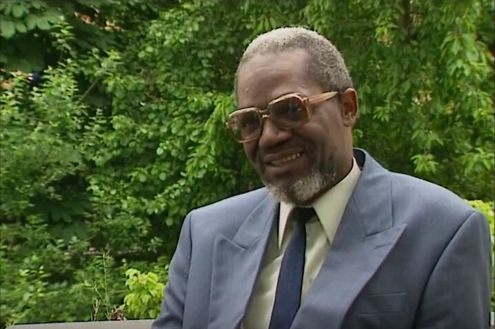 Aubert Ntite Mukendi en costume